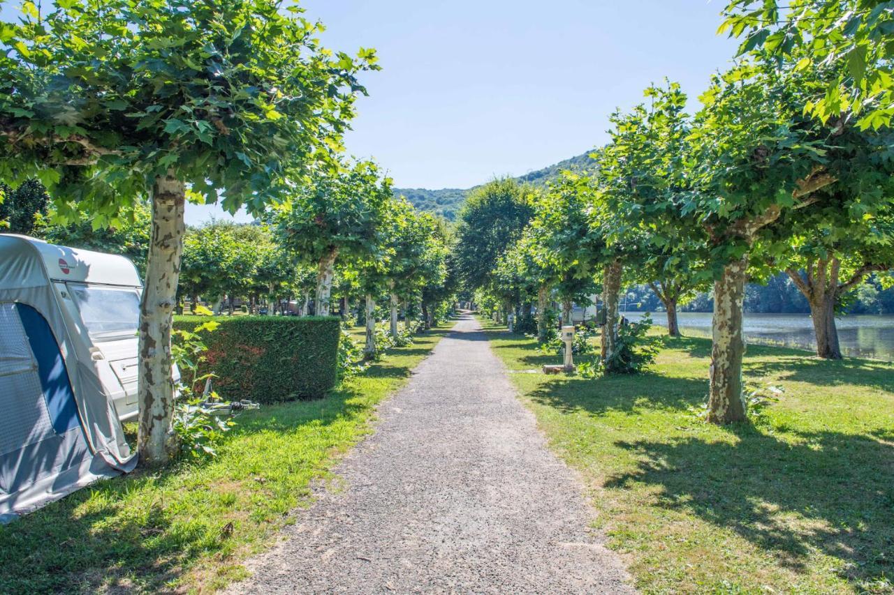 Camping Le Chateau Du Gibanel Saint-Martial-Entraygues Exterior photo